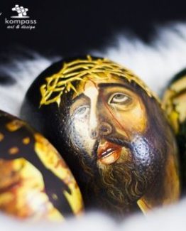 Huevo de Pascua pintado a mano con imágenes biblicas sobre huevo de avestruz